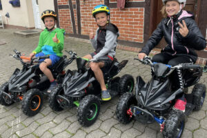 Kids auf dem E-Quad play and fun team