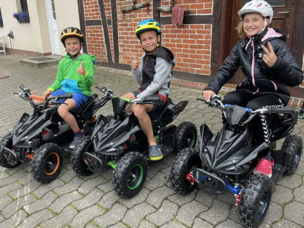Kids auf dem E-Quad play and fun team